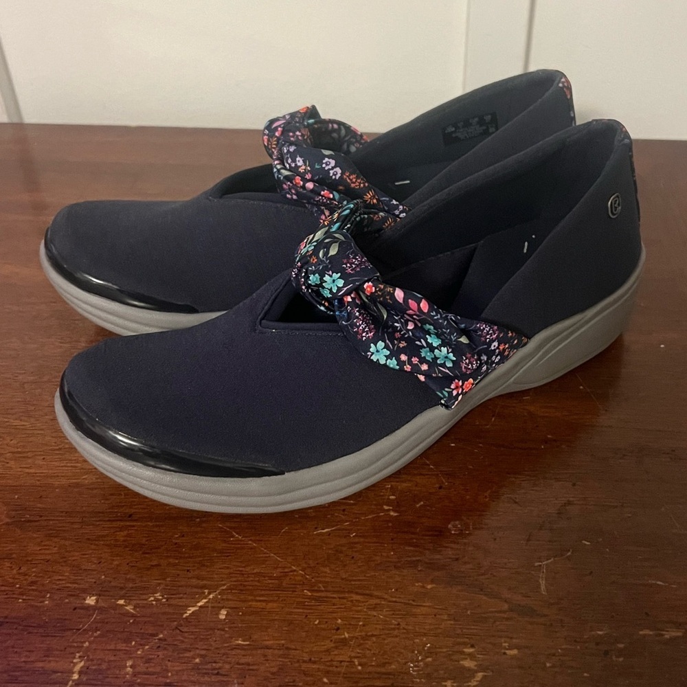 BZees Playful navy floral bow slip-on shoes size 10